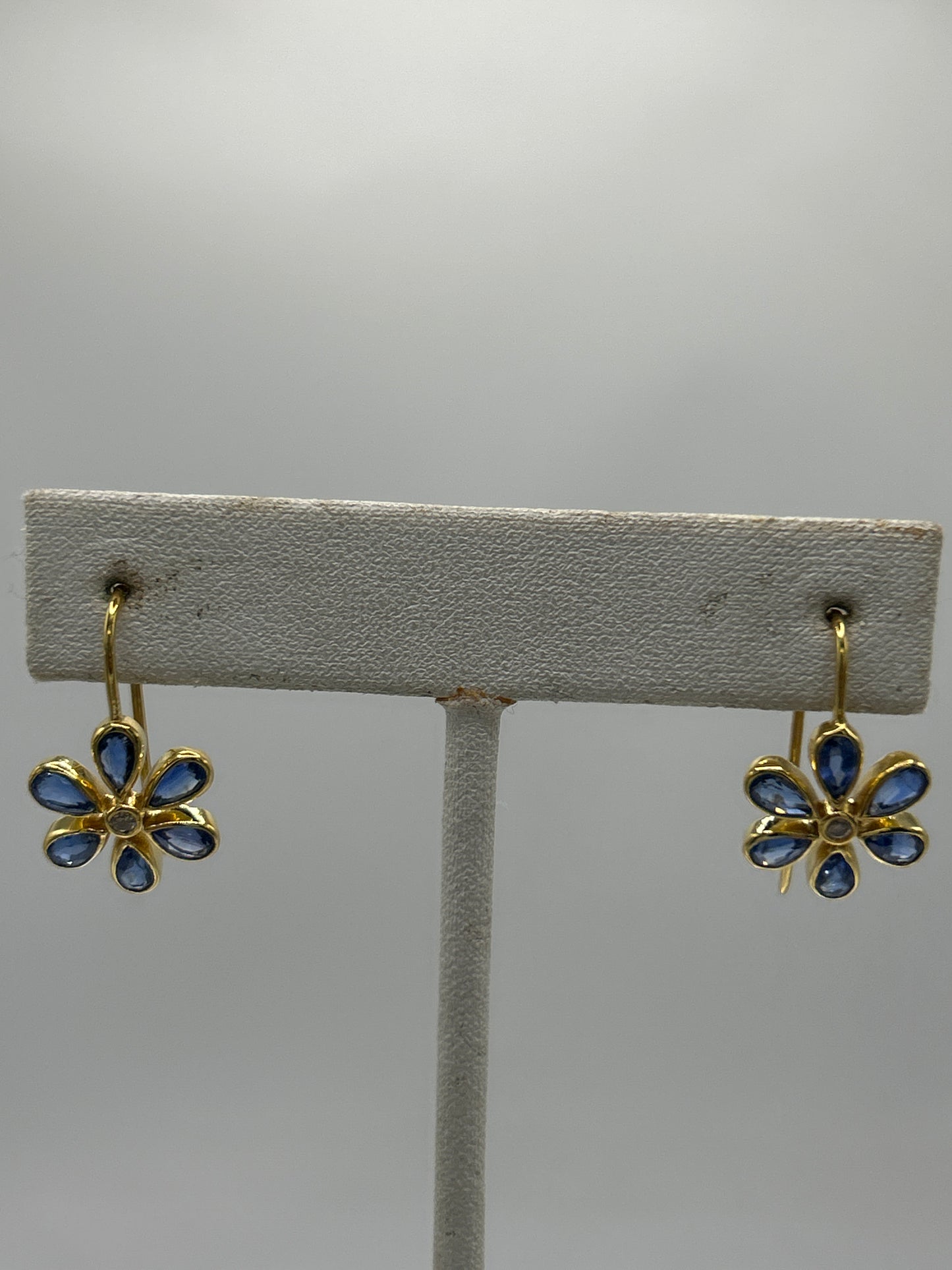 14k Gold Flower Diamond Earring