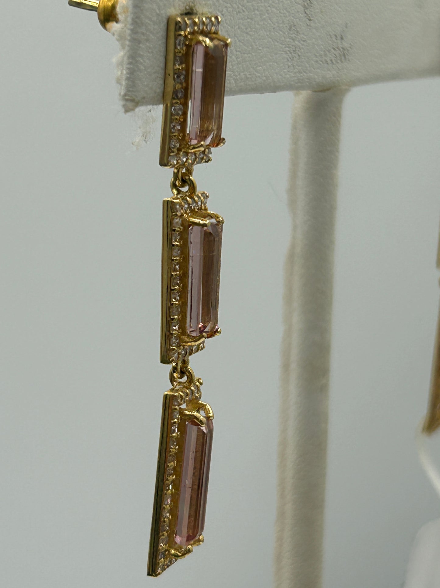14k Solid Gold Diamond Earring.14k Solid Gold Diamond Earring..