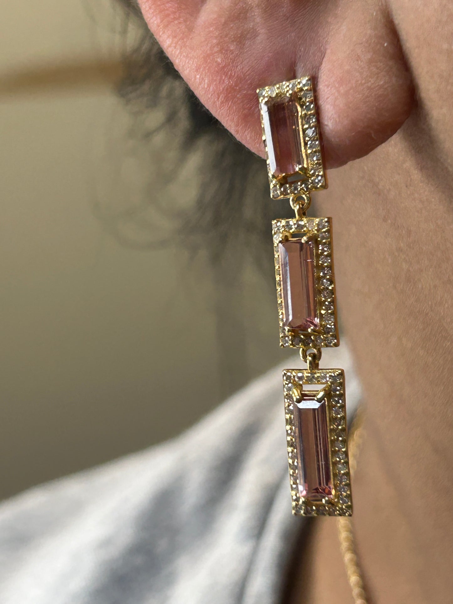 14k Solid Gold Diamond Earring.14k Solid Gold Diamond Earring..