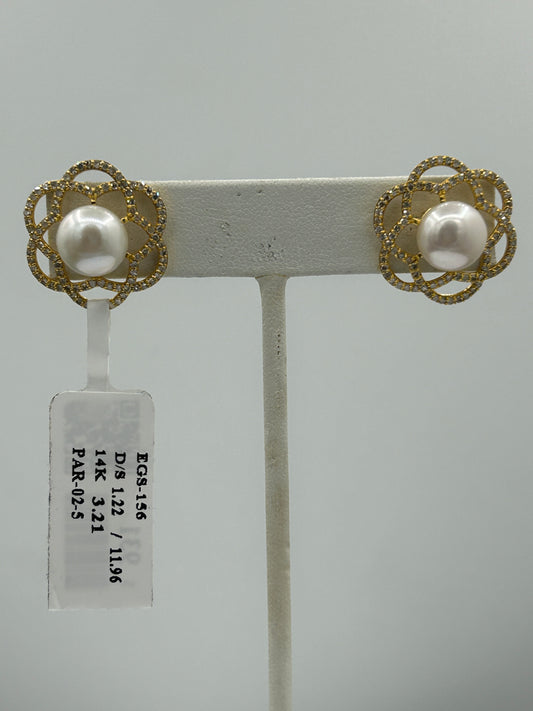 Flower 14k Solid Gold Diamond Earring.14k Solid Gold Diamond Earring..