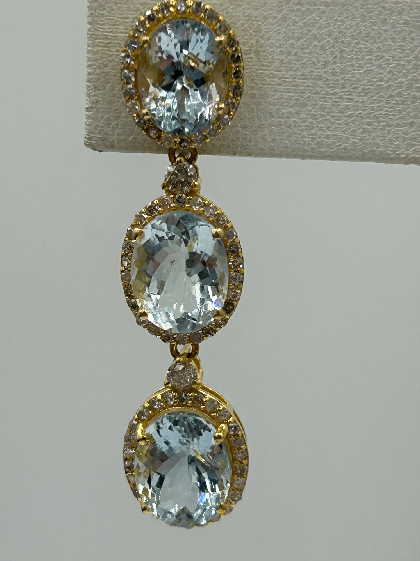 14k Solid Gold Diamond Earring.14k Solid Gold Diamond Earring..