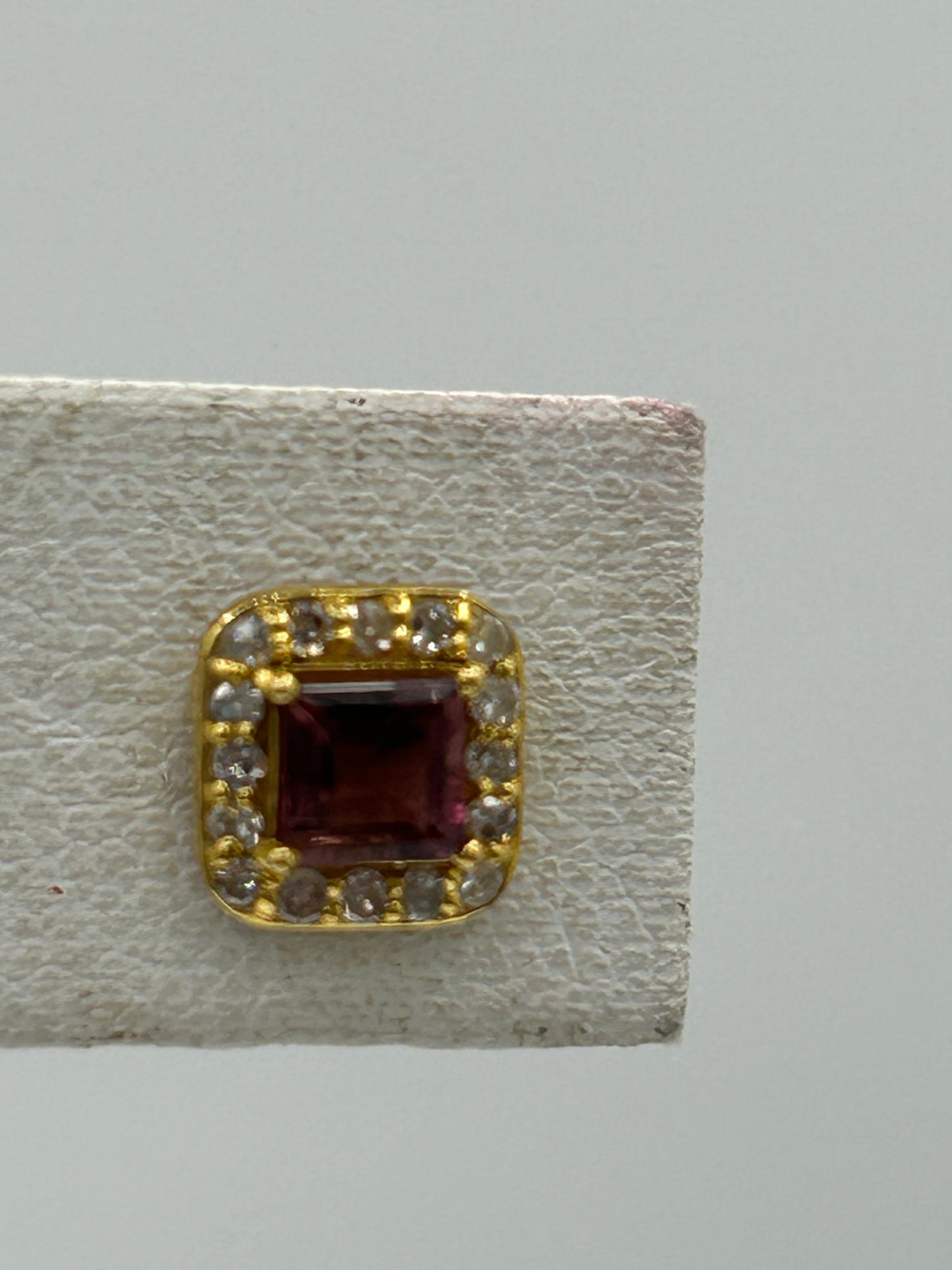 14k Solid Gold Diamond Stud Earring.14k Solid Gold Diamond Earring..