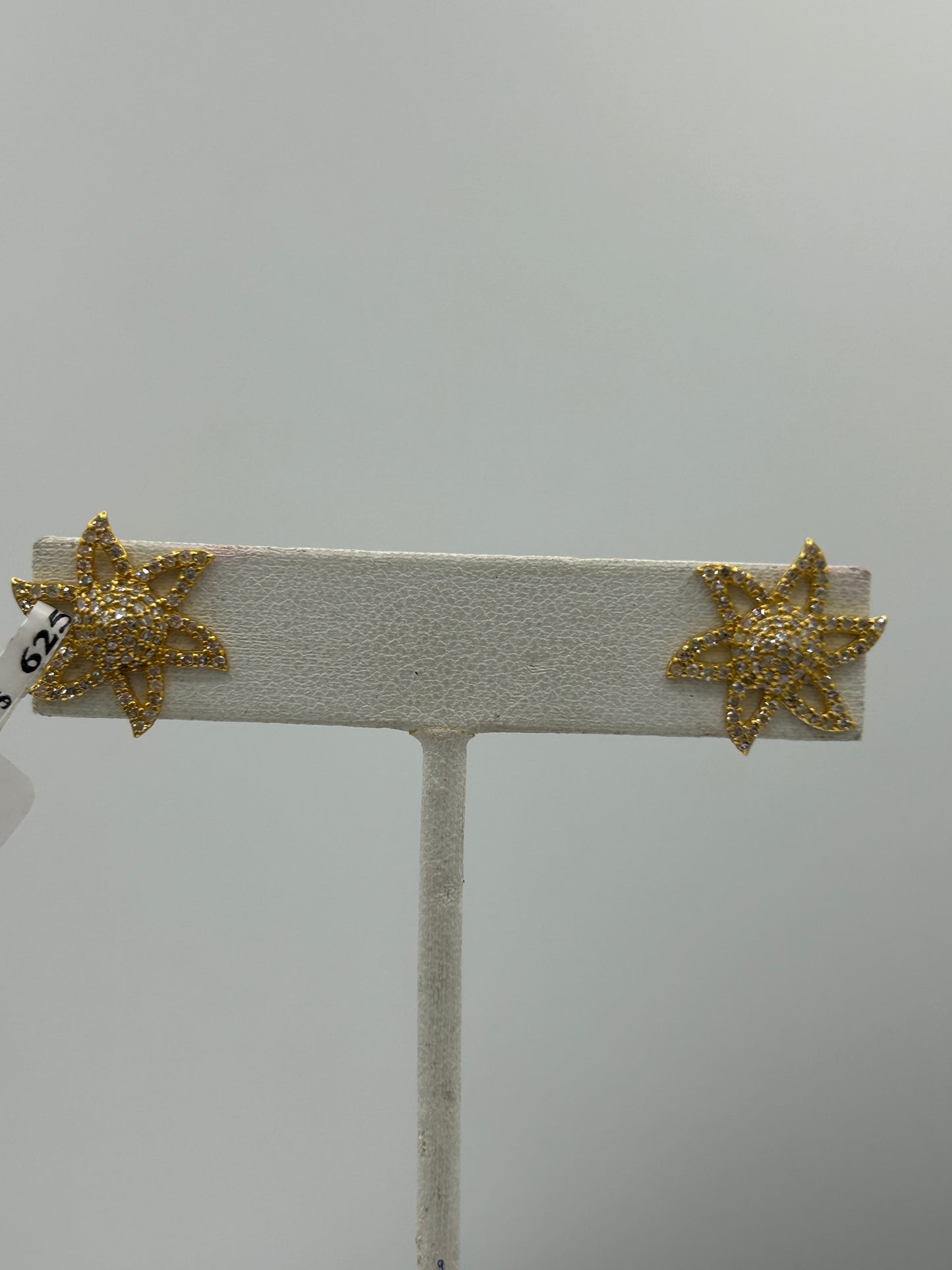 Flower 14k Solid Gold Diamond Stud Earring. Genuine handmade pave diamond Earring. 14k Solid Gold Diamond Earring..
