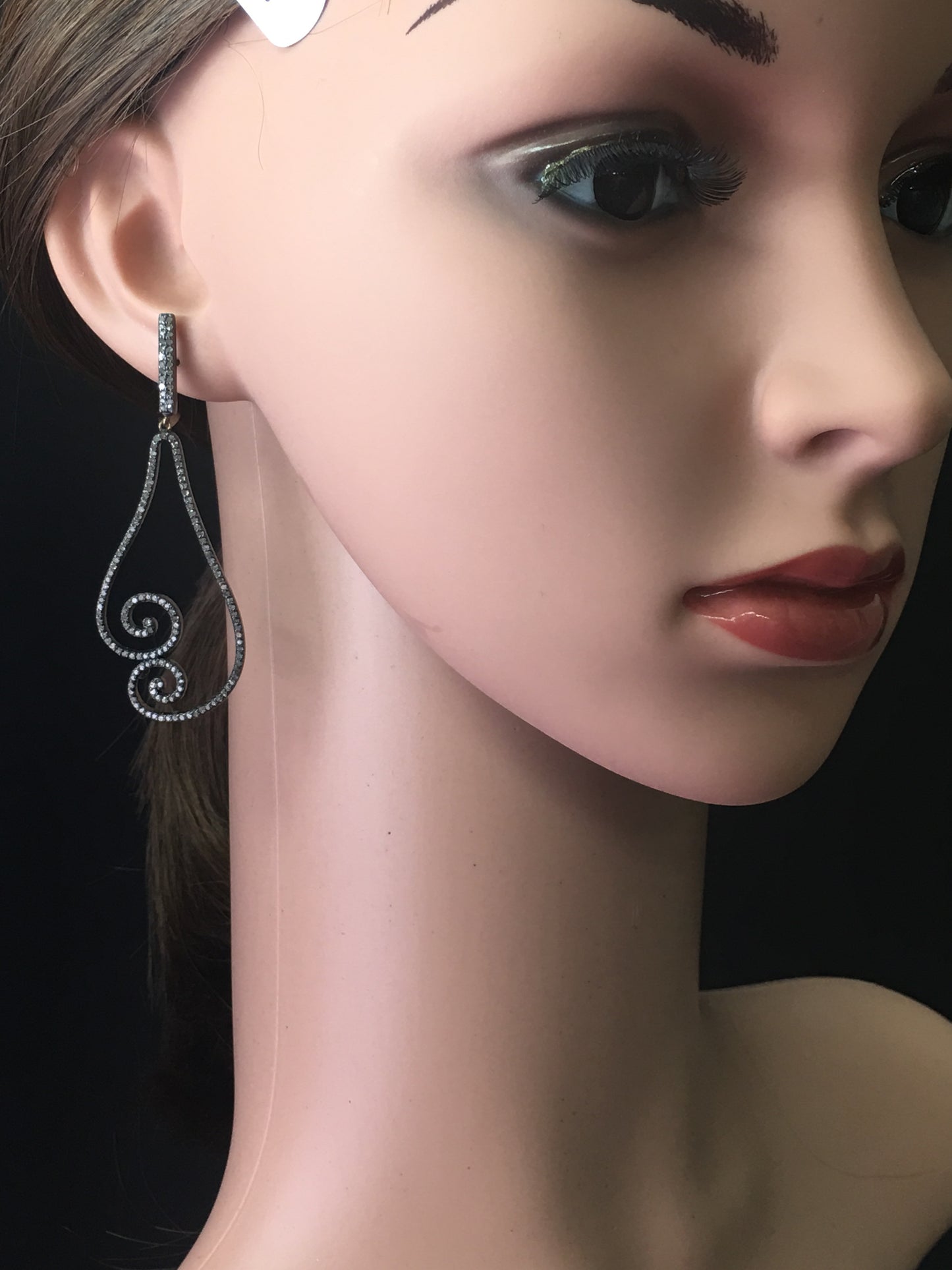 Artdeco Diamond Earrings, sparkling diamonds and intricate design