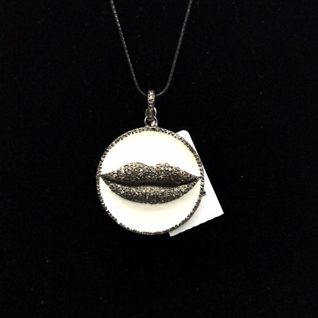 Round Lip Design Diamond Enamel Pendant