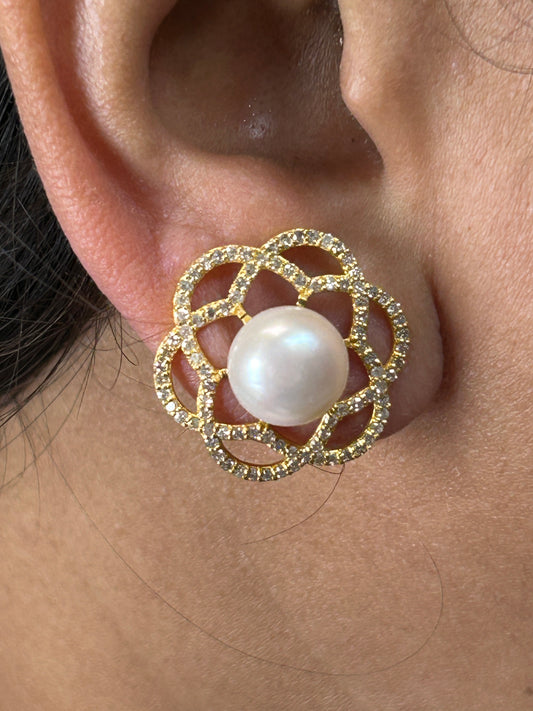 Flower 14k Solid Gold Diamond Earring. Genuine handmade pave diamond Earring. 14k Solid Gold Diamond Earring..