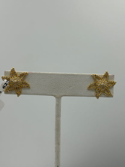 Flower 14k Solid Gold Diamond Stud Earring.14k Solid Gold Diamond Earring..
