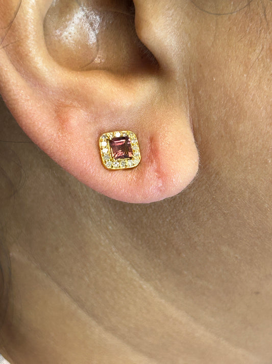 14k Solid Gold Diamond Stud Earring.14k Solid Gold Diamond Earring..