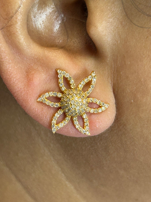Flower 14k Solid Gold Diamond Stud Earring.14k Solid Gold Diamond Earring..