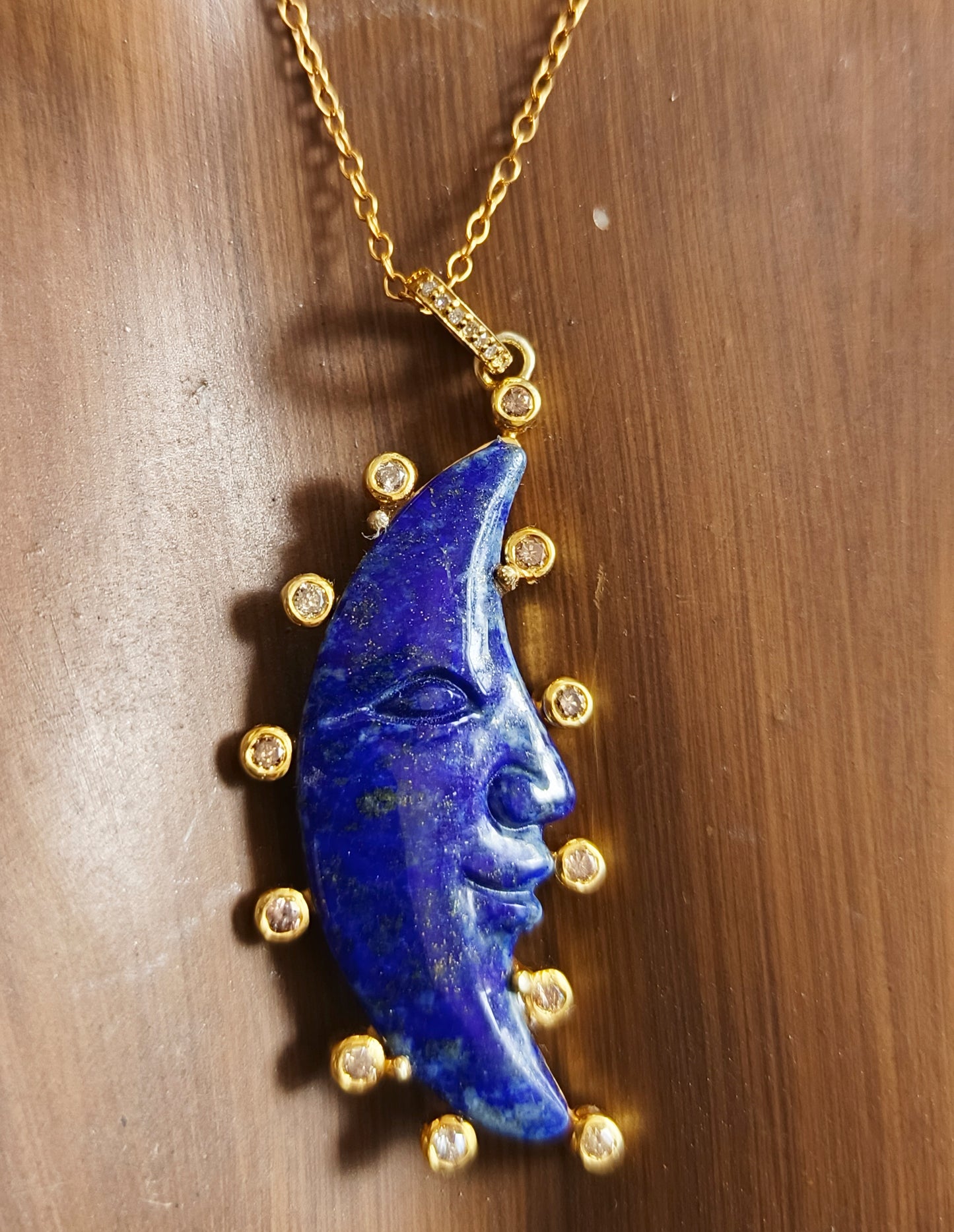 Gold Moon-shaped Lapis lazuli pendant with diamond
