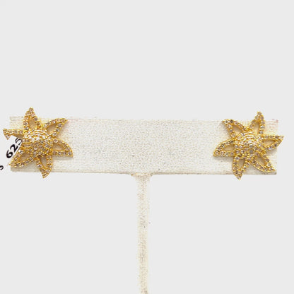 Flower 14k Solid Gold Diamond Stud Earring.14k Solid Gold Diamond Earring..