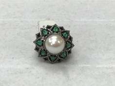 Flower Diamond Ring with Emerald